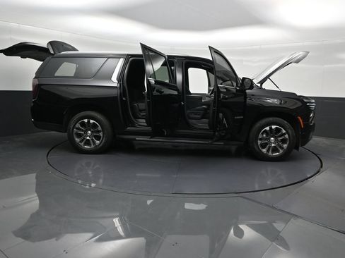 Used 2026 Chevrolet Suburban LS RWD image 34