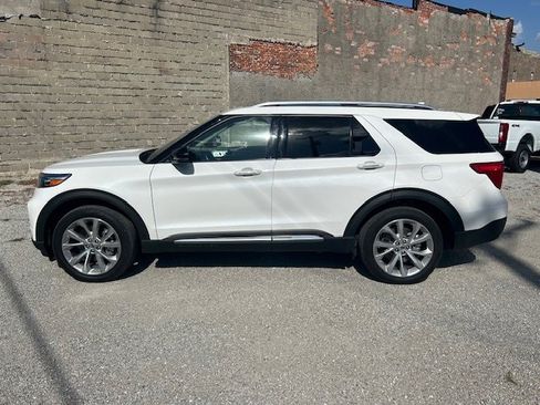 Used 2022 Ford Explorer Platinum w/ Technology Package image 2