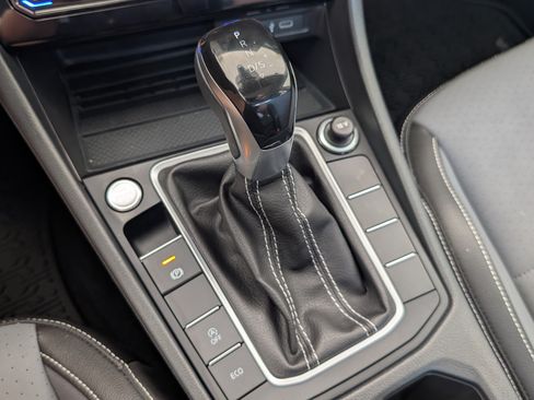 Used 2025 Volkswagen Jetta SE w/ Sunroof Package FWD image 31