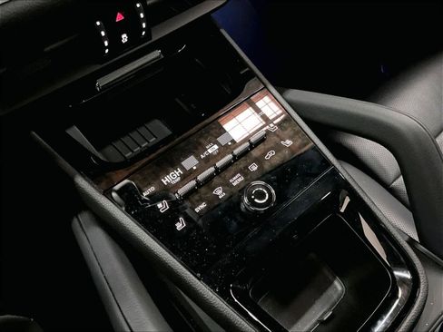 Used 2025 Porsche Cayenne image 36