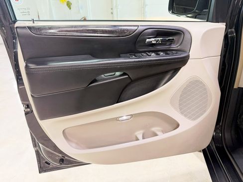 Used 2017 Dodge Grand Caravan Crew image 22