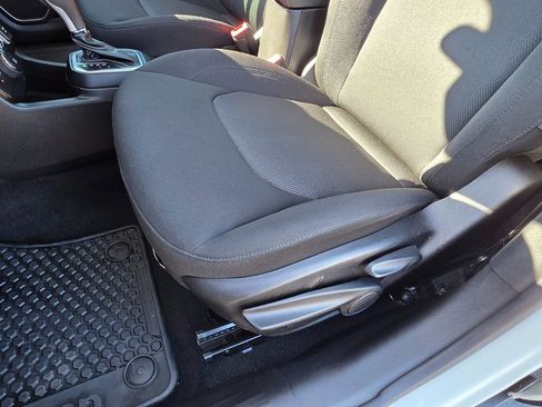 Used 2023 Jeep Renegade Latitude image 17