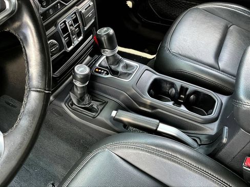 Used 2022 Jeep Wrangler Unlimited Sahara AWD/4WD image 18