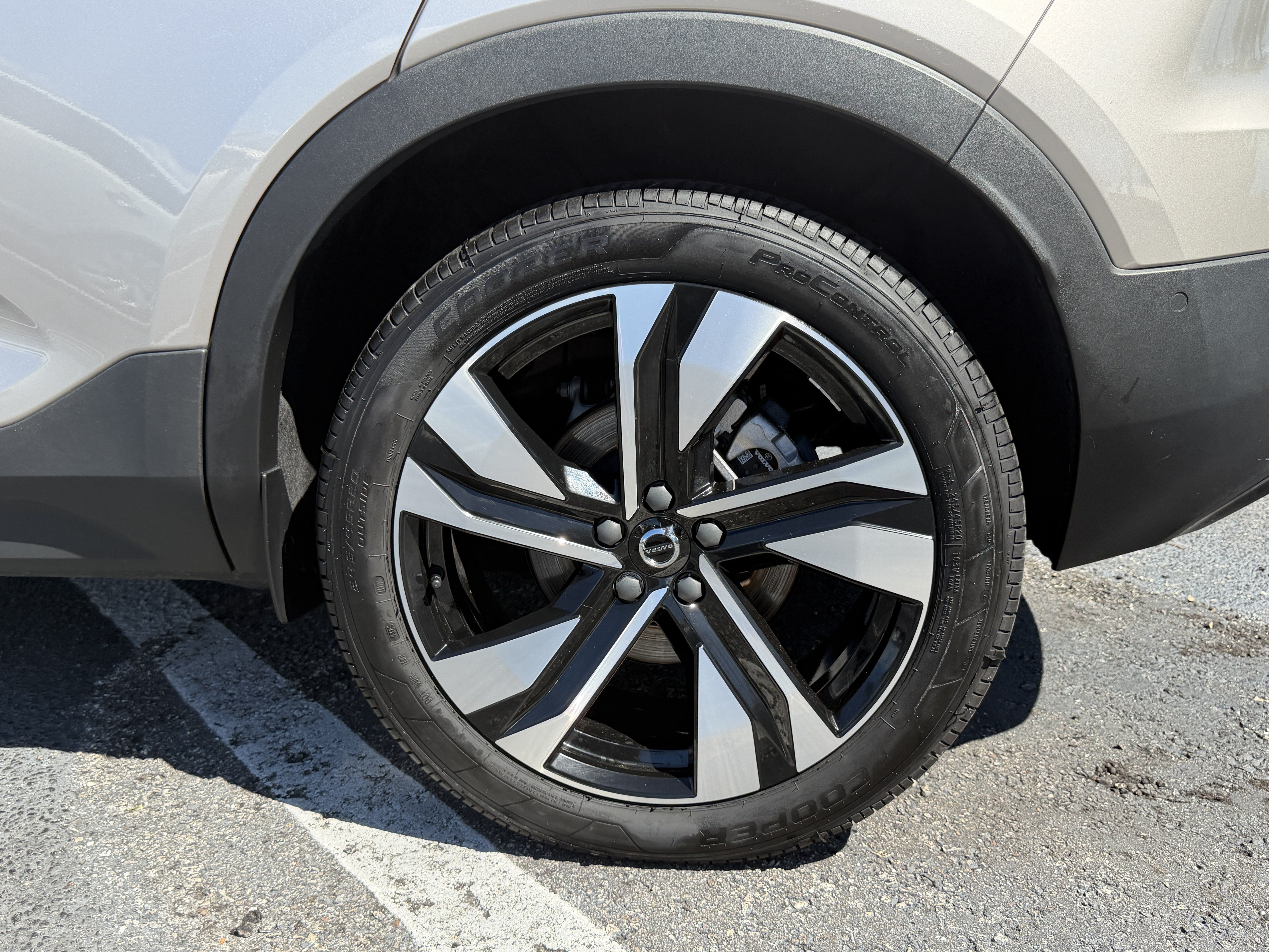 Certified 2024 Volvo XC40 B5 Plus w/ Protection Package Premier AWD/4WD image 11