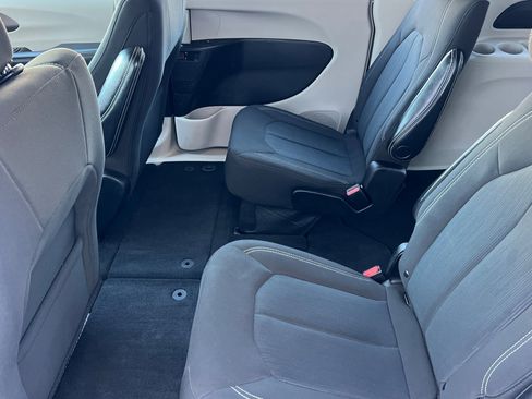 Used 2023 Chrysler Voyager LX image 12