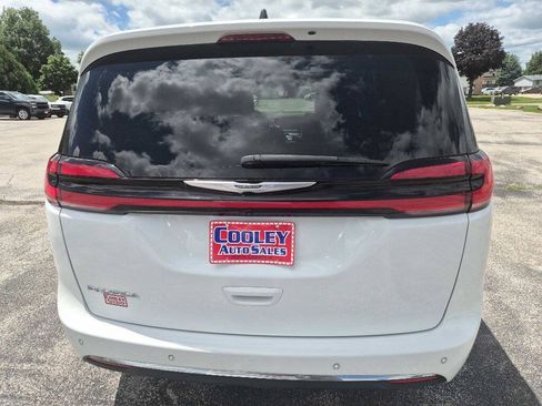 Used 2023 Chrysler Pacifica Touring-L FWD image 4