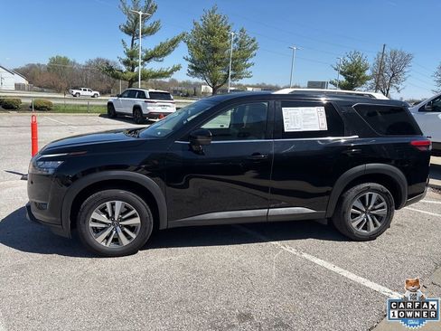 Used 2025 Nissan Pathfinder SL FWD image 16