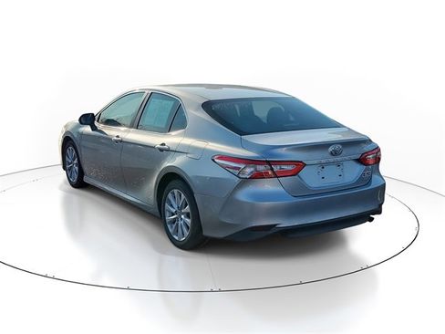 Used 2018 Toyota Camry LE image 4