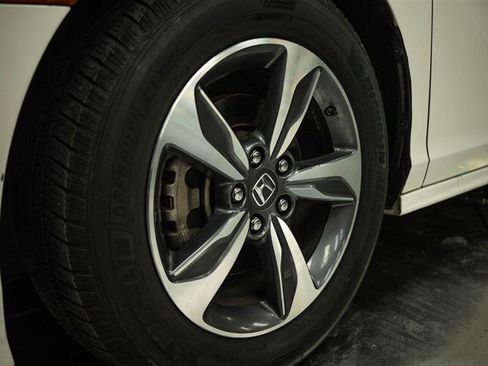 Used 2018 Honda Odyssey Touring image 3