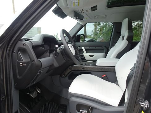 Used 2025 Land Rover Defender 110 AWD/4WD image 8