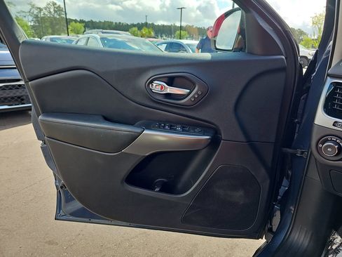 Used 2019 Jeep Cherokee Limited AWD/4WD image 30