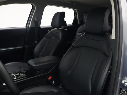 Used 2025 Kia Sportage EX FWD image 13