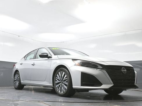Used 2024 Nissan Altima 2.5 SV FWD image 49