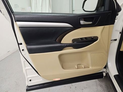 Used 2014 Toyota Highlander XLE image 11