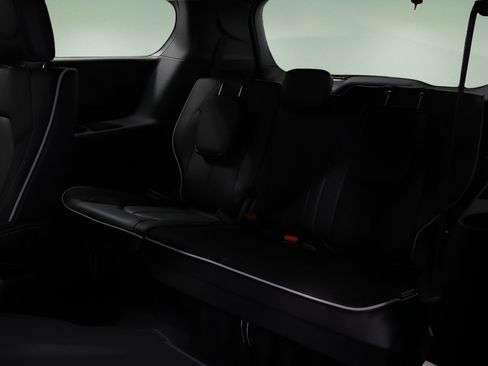 New 2027 Chrysler Pacifica Limited FWD image 13