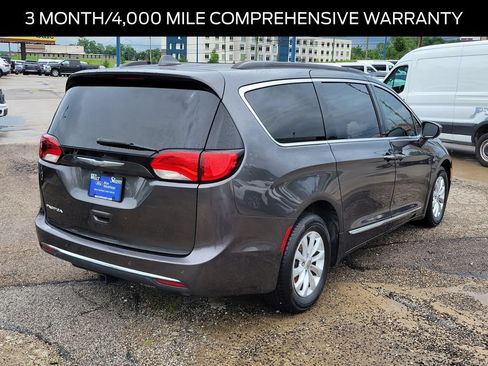 Used 2017 Chrysler Pacifica Touring-L FWD image 4