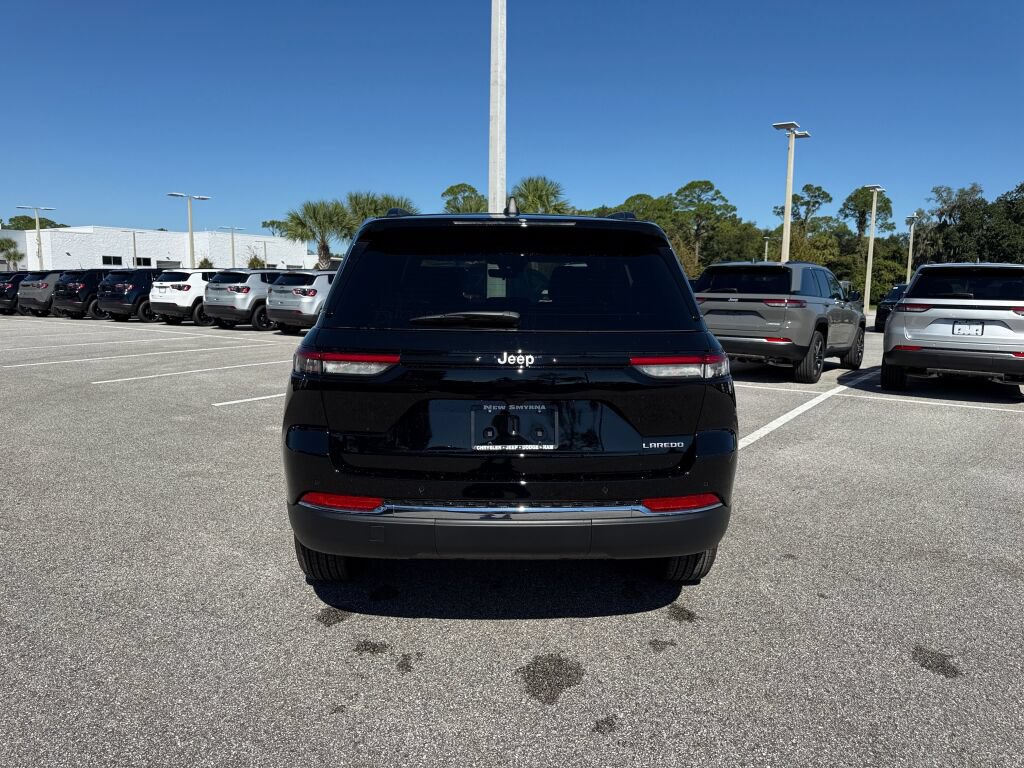 New 2027 Jeep Grand Cherokee Laredo RWD image 4
