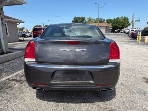Used 2017 Chrysler 300 Limited RWD image 6