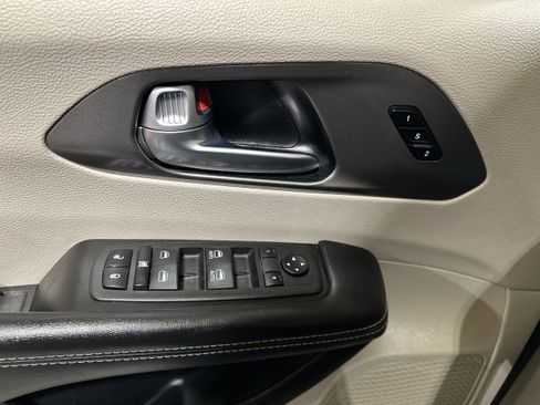 Used 2024 Chrysler Pacifica Touring-L image 10