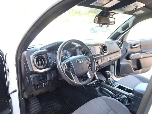 Used 2018 Toyota Tacoma TRD Sport w/ Technology Package AWD/4WD image 12