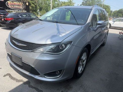 Used 2020 Chrysler Pacifica Limited FWD image 2