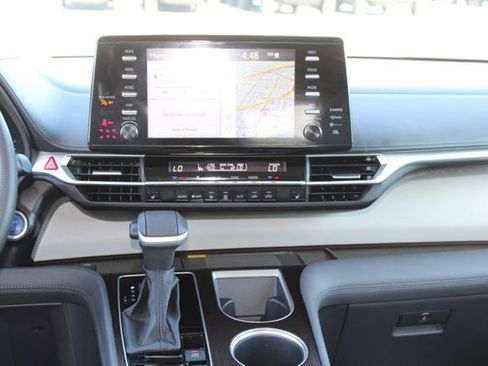 Used 2023 Toyota Sienna XLE w/ XLE Plus Package FWD image 12