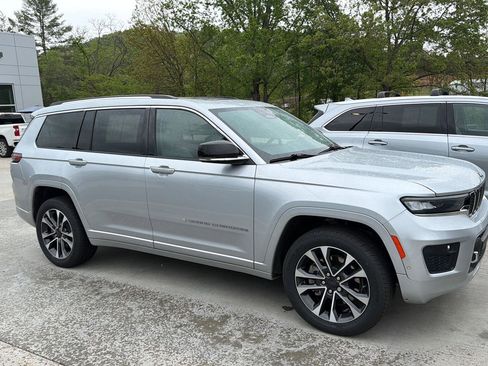 Used 2021 Jeep Grand Cherokee L Overland w/ Luxury Tech Group IV AWD/4WD image 2