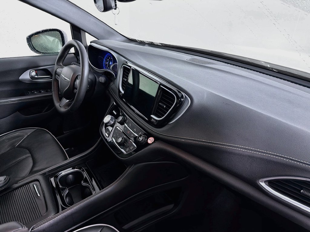 Used 2025 Chrysler Pacifica Limited FWD image 30