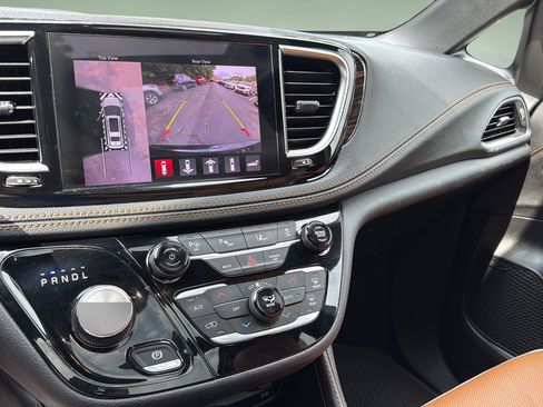 Used 2023 Chrysler Pacifica Pinnacle FWD image 32