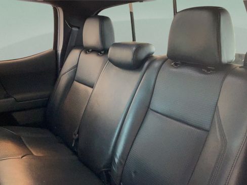 Used 2018 Toyota Tacoma TRD Off-Road AWD/4WD image 24