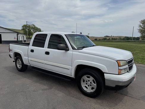 Used 2006 Chevrolet Silverado 1500 LT w/ Light Duty Power Package AWD/4WD image 8