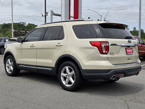 Used 2018 Ford Explorer XLT w/ Equipment Group 202A FWD image 7