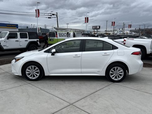 Used 2025 Toyota Corolla LE w/ LE Premium Package image 2