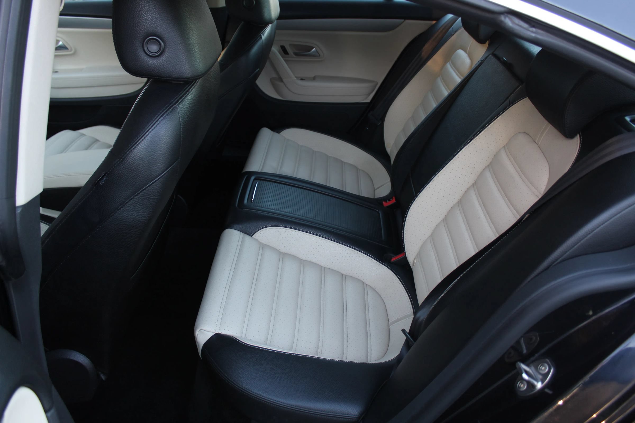 Used 2010 Volkswagen CC Sport FWD image 16
