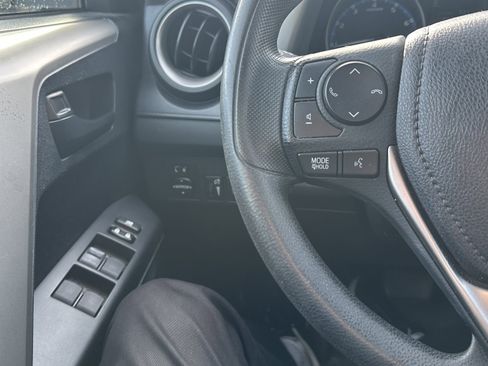 Used 2018 Toyota RAV4 LE image 20