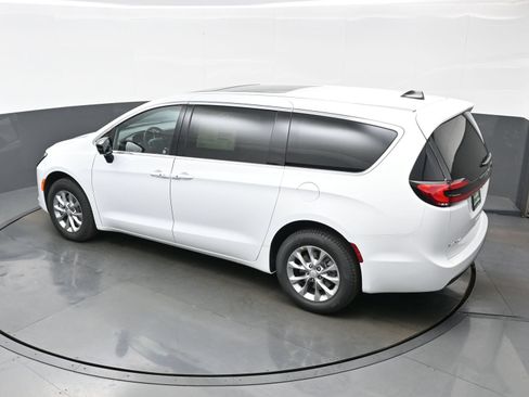 New 2027 Chrysler Pacifica Select AWD/4WD image 23