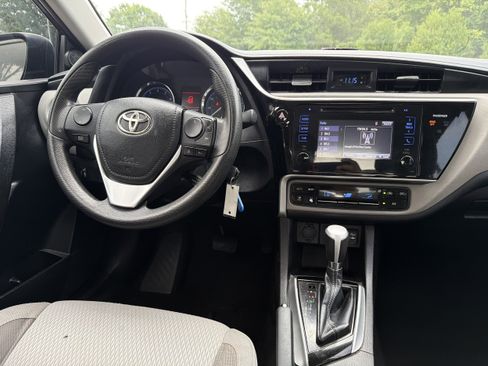 Used 2017 Toyota Corolla LE FWD image 3