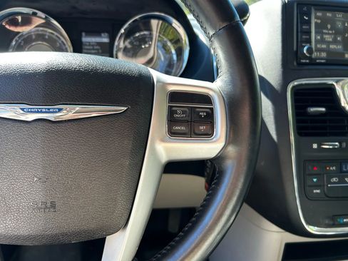 Used 2016 Chrysler Town & Country Touring image 15