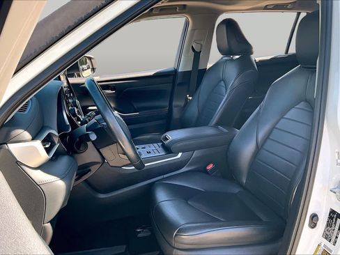 Used 2021 Toyota Highlander XLE AWD/4WD image 7
