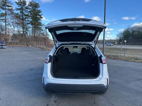 Used 2024 Ford Edge SE image 9