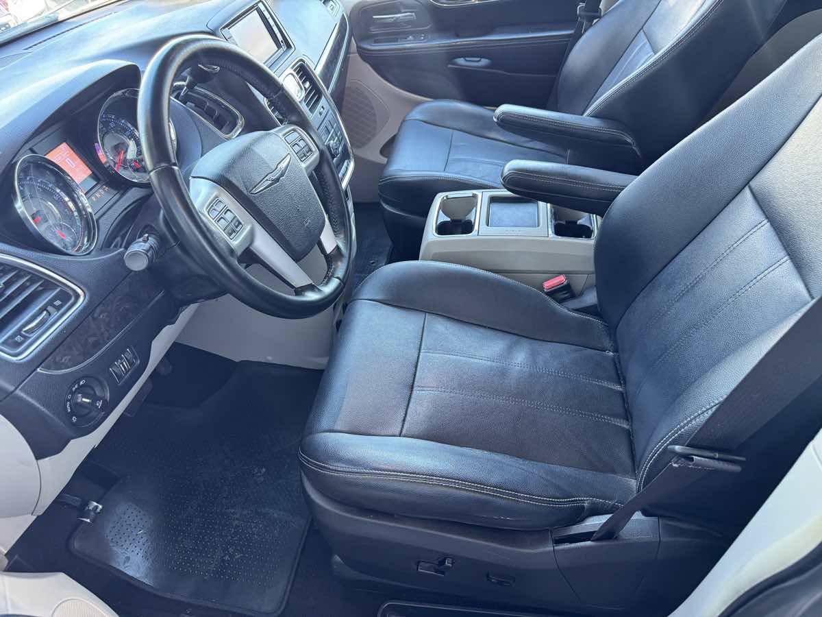 Used 2016 Chrysler Town & Country Touring FWD image 38