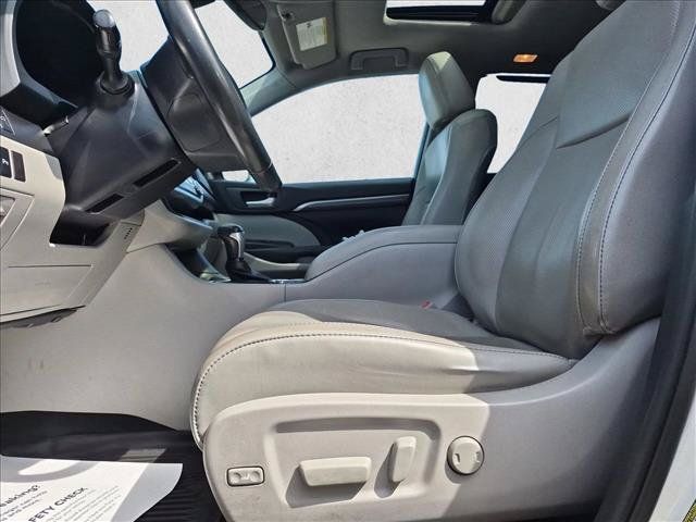 Used 2019 Toyota Highlander Limited AWD/4WD image 16