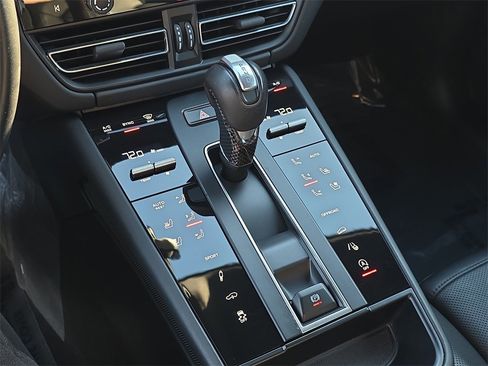 Certified 2024 Porsche Macan image 32