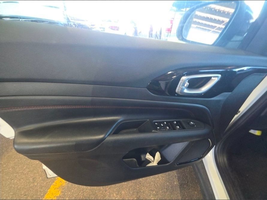Used 2025 Jeep Compass Trailhawk AWD/4WD image 12