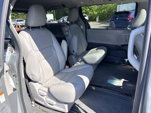 Used 2015 Toyota Sienna XLE Premium FWD image 9