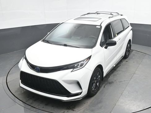 Used 2025 Toyota Sienna XSE AWD/4WD image 21