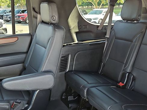 Used 2025 GMC Yukon XL Denali AWD/4WD image 13