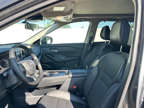 Used 2025 Nissan Rogue SV w/ SV Premium Package FWD image 11