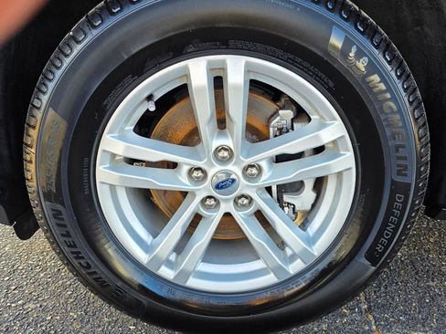 Used 2021 Ford Explorer XLT image 27