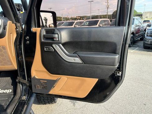 Used 2013 Jeep Wrangler Unlimited Rubicon w/ Connectivity Group AWD/4WD image 22